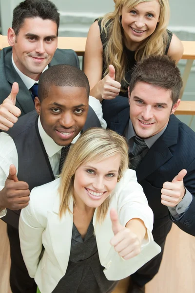 Вид счастливой бизнес-команды с поднятыми вверх большими пальцами — стоковое фото