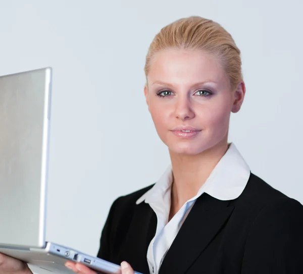 Mujer de negocios feliz sosteniendo un ordenador portátil —  Fotos de Stock