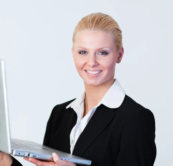 Happy Businesswoman tenant un ordinateur portable — Photo