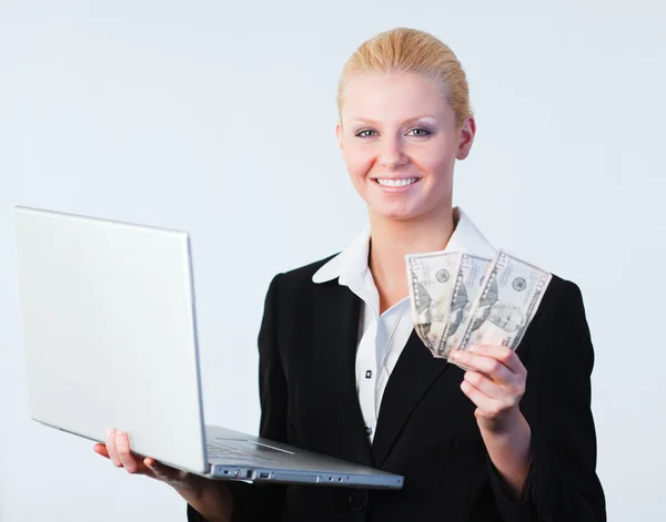 Dolar ve bir dizüstü bilgisayar tutan kadın — Stok fotoğraf