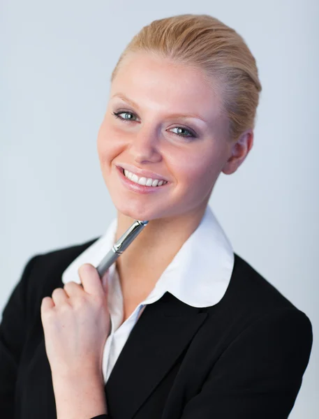 Femme d'affaires avec stylo à la main — Photo