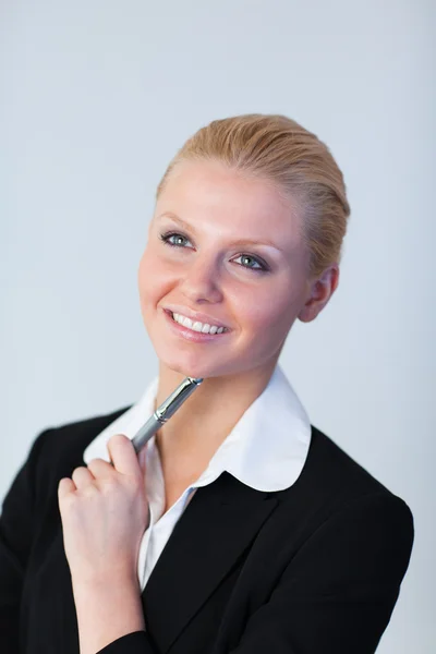 Affärskvinna med pennan i handen — Stockfoto