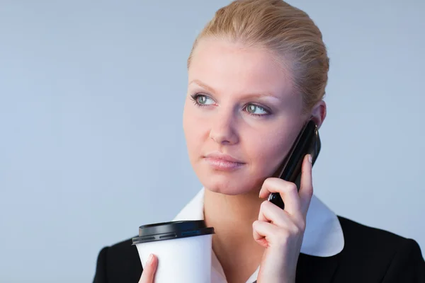Kvinnan pratar i telefon anläggningen — Stockfoto
