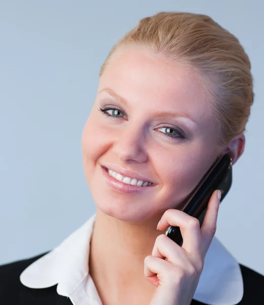 Mulher de negócios ao telefone — Fotografia de Stock