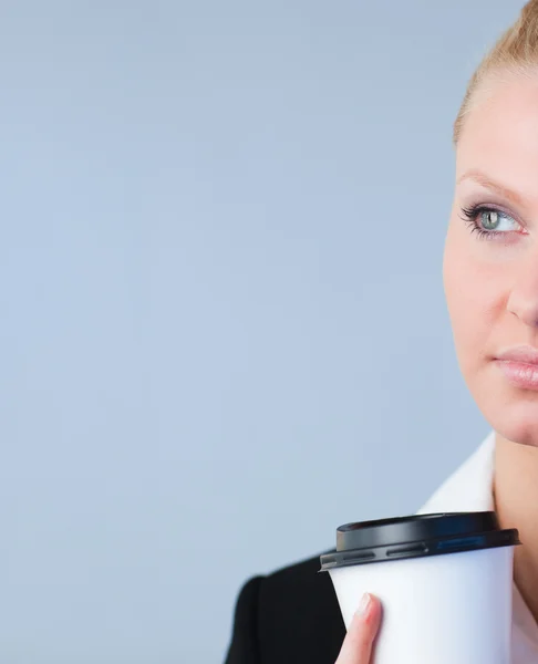 Frau hält Kaffeekanne zum Mitnehmen in der Hand — Stockfoto