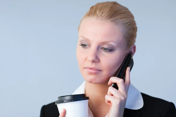 Женщина разговаривает по телефону держа — стоковое фото
