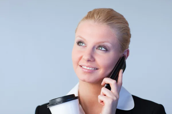 Mulher falando no telefone segurando — Fotografia de Stock