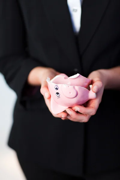 Zakenvrouw houden een gebroken piggy bank — Stockfoto