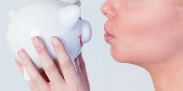 Mulher beijando um banco porquinho — Fotografia de Stock