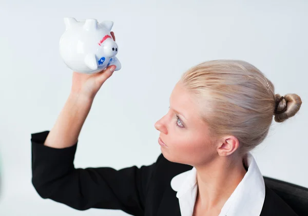 Mulher de negócios triste olhando para Piggy Bank — Fotografia de Stock
