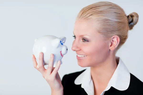 Zakenvrouw houden een piggy bank — Stockfoto