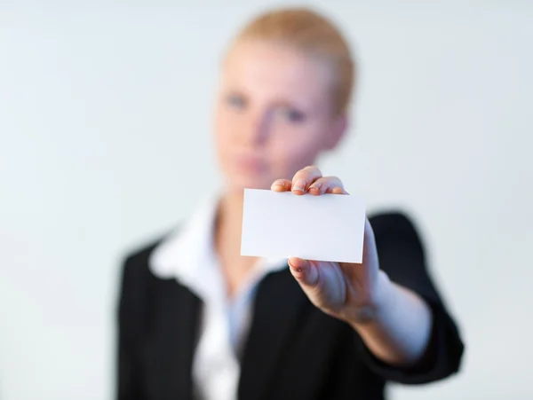 Affärskvinna som håller ut ett visitkort — Stockfoto