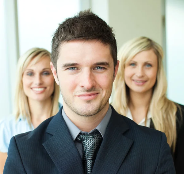 Portrait of a businessman with two businesswomen — Stock Photo, Image
