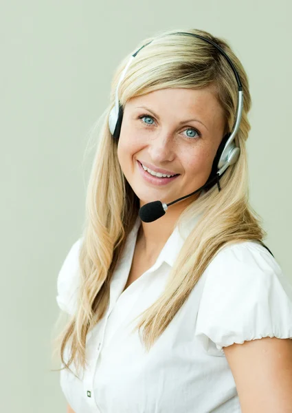 Mulher de negócios trabalhando com fone de ouvido — Fotografia de Stock