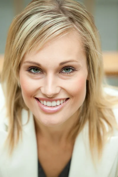 Mujer de negocios sonriendo —  Fotos de Stock