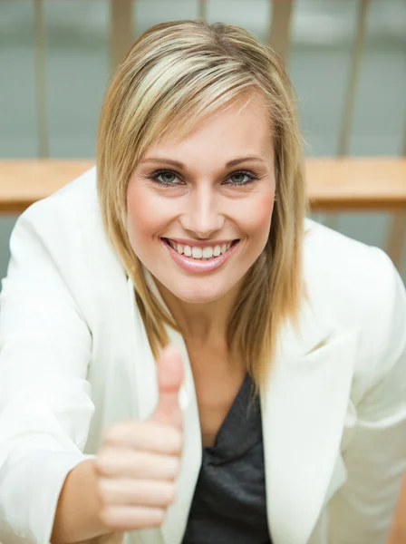 Kobieta uśmiechając się z jej kciuk w górę — Zdjęcie stockowe