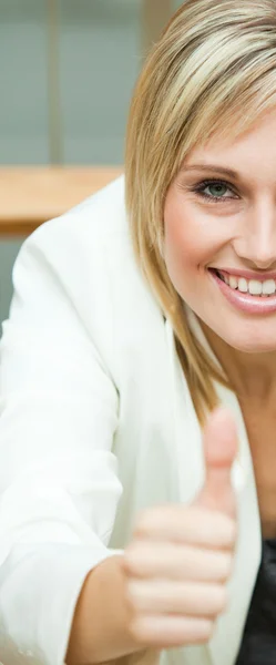 Media cara de una mujer de negocios sonriendo —  Fotos de Stock