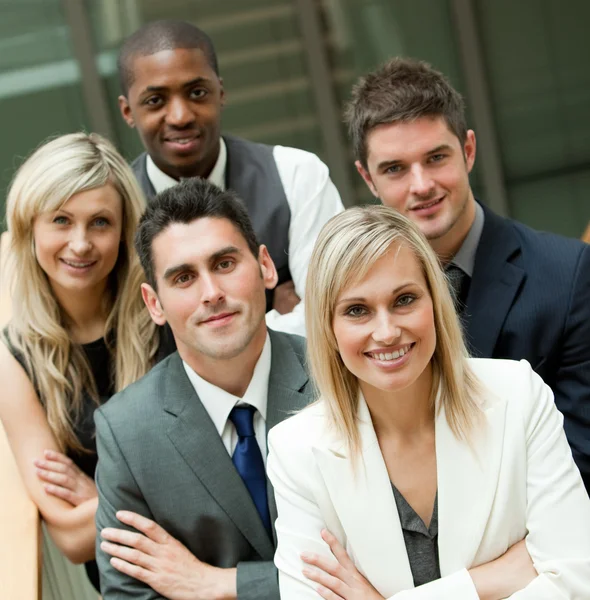 Podnikatelé s blonďatou ženou ve středu — Stock fotografie