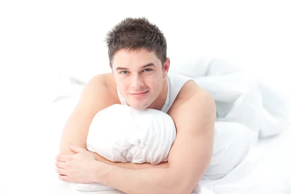 Mann liegt wach im Bett — Stockfoto