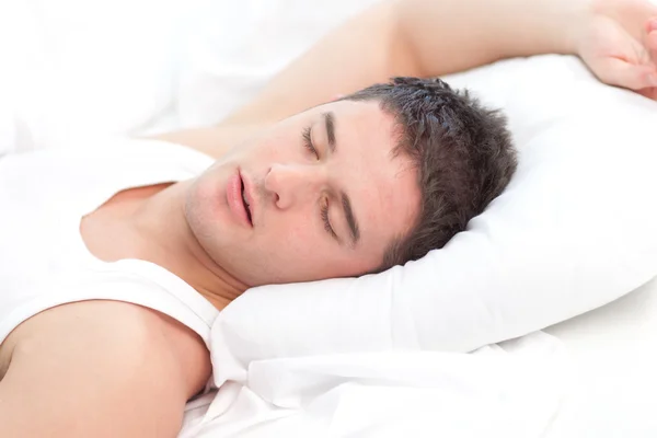 Man slaapt op bed — Stockfoto