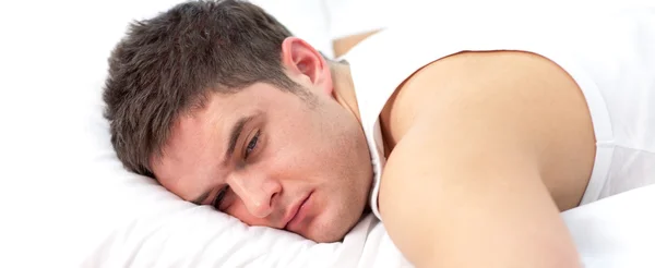 Мужчина, спящий на кровати — стоковое фото