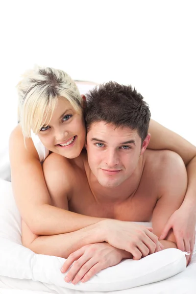 愛情のあるカップルはベッドの上のリラックス — ストック写真