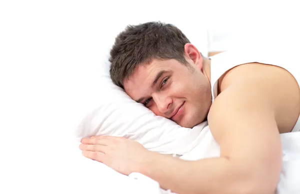 침대에서 편히 쉬고 있는 멋진 남자 — 스톡 사진