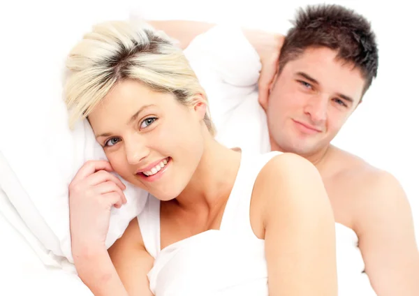 愛情のあるカップルはベッドの上のリラックス — ストック写真
