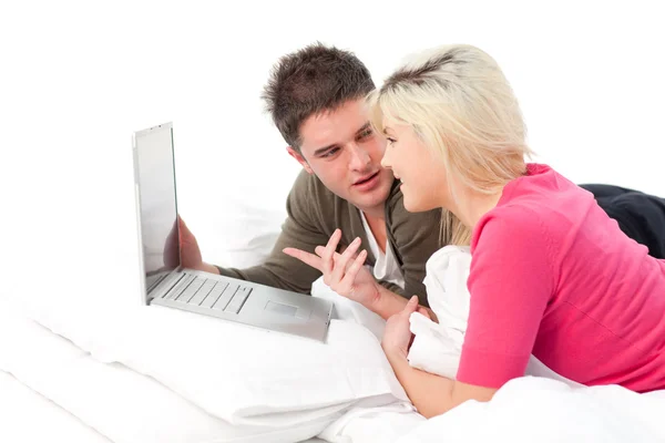 Couple sur le lit avec ordinateur portable — Photo