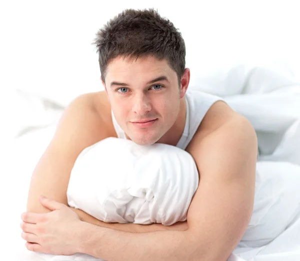 Человек лежит на кровати бодрствуя — стоковое фото