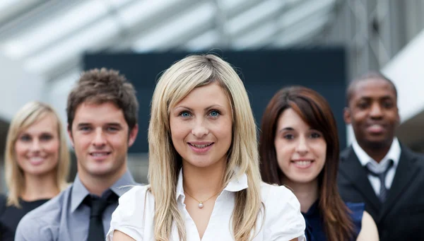 Lachende blonde zakenvrouw leidt haar team — Stockfoto