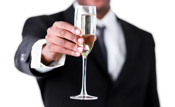 Крупный план красивого бизнесмена, держащего бокал шампанского — стоковое фото