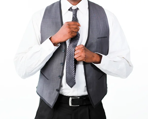 Primer plano del hombre de negocios étnico corrigiendo una corbata —  Fotos de Stock