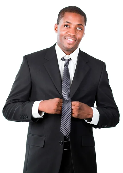 ネクタイを修正するアフリカ系アメリカ人の実業家の肖像画 — ストック写真