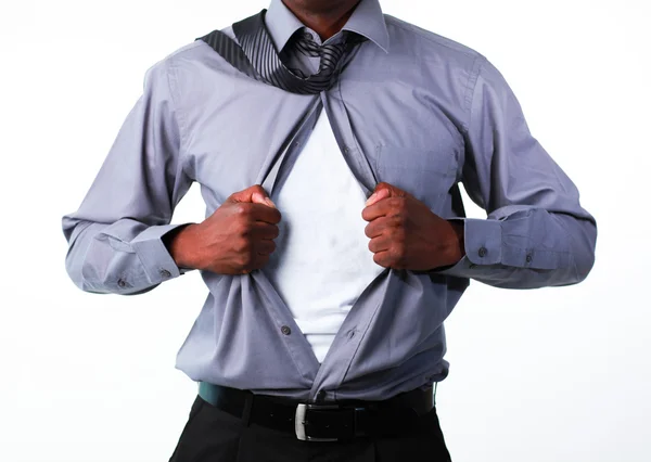 Retrato de un hombre de negocios mostrando camiseta debajo de su traje — Foto de Stock