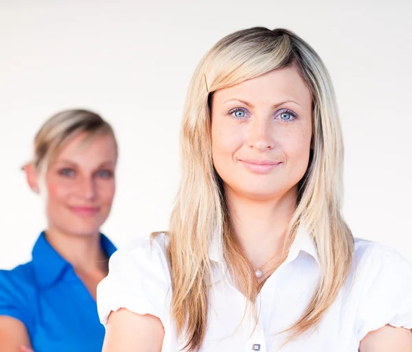 Porträt einer blonden Geschäftsfrau mit ihrem Kollegen — Stockfoto