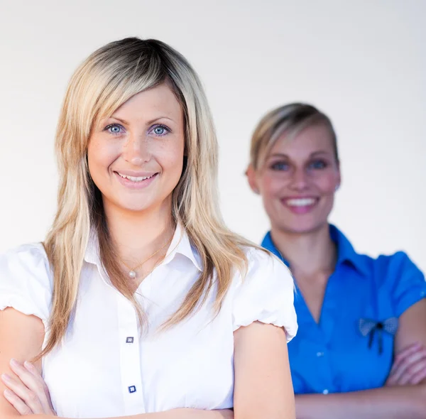 Geschäftsfrau lächelt mit ihrem Kollegen in die Kamera — Stockfoto