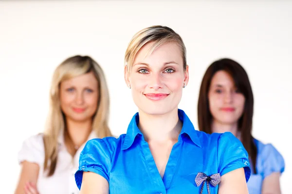 Vertrouwen zakenvrouwen glimlachen naar de camera — Stockfoto