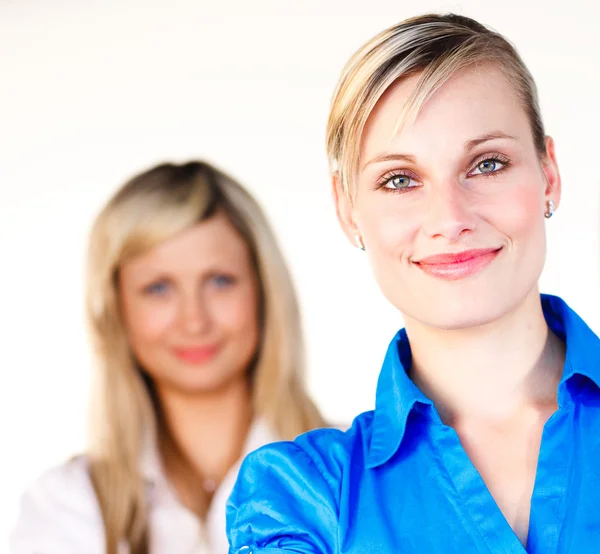 Portret van twee mooie blonde vrouwelijke ondernemers — Stockfoto