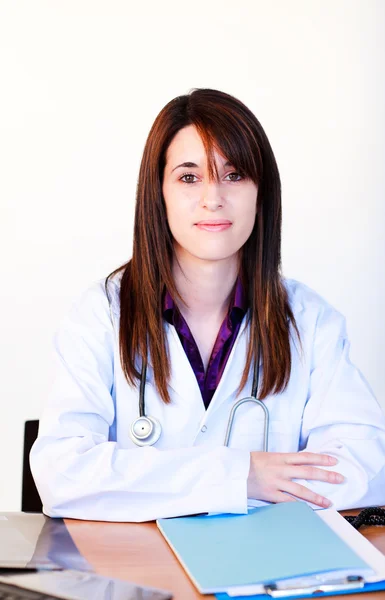 Brünette Ärztin arbeitet in einem Büro im Krankenhaus — Stockfoto