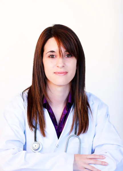 Porträt einer brünetten Ärztin im Krankenhaus — Stockfoto