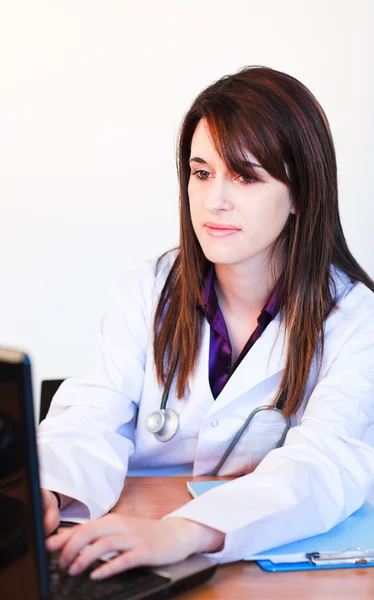 Brunetka lekarz pracuje z laptopa w szpitalu — Zdjęcie stockowe
