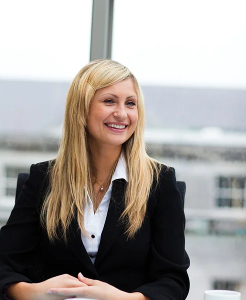 Sonriente mujer de negocios rubia hablando con un colega — Foto de Stock