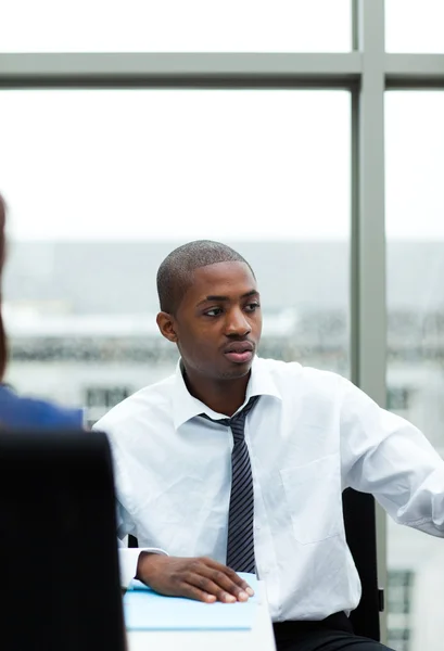 Молодой афро-американский бизнесмен на встрече — стоковое фото