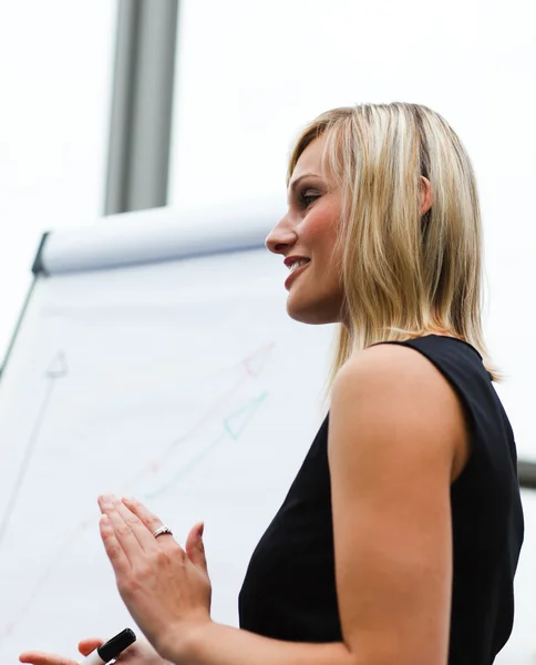 Schöne Geschäftsfrau klatscht nach einer Präsentation — Stockfoto