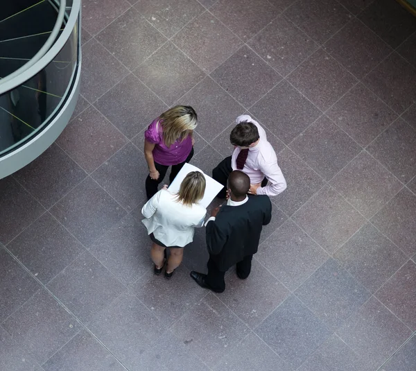 Vysoký úhel businessteam interakci s ostatními — Stock fotografie