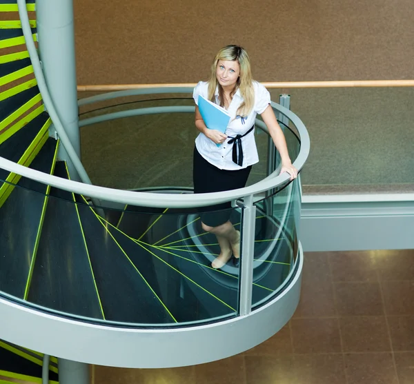 Geschäftsfrau geht im Büro Treppe hoch — Stockfoto