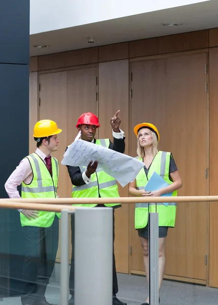 Unga arkitekter studerar en byggnad — Stockfoto