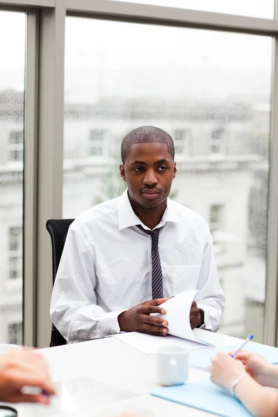 Hombre de negocios afroamericano en una reunión —  Fotos de Stock
