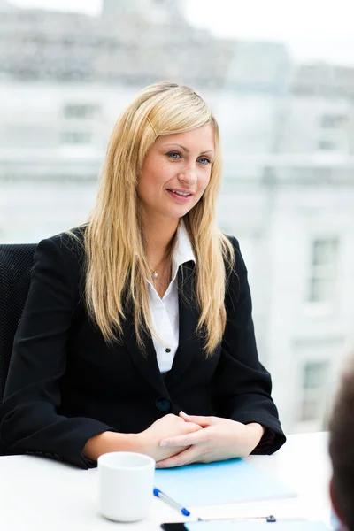 Schöne Geschäftsfrau in einem Meeting — Stockfoto